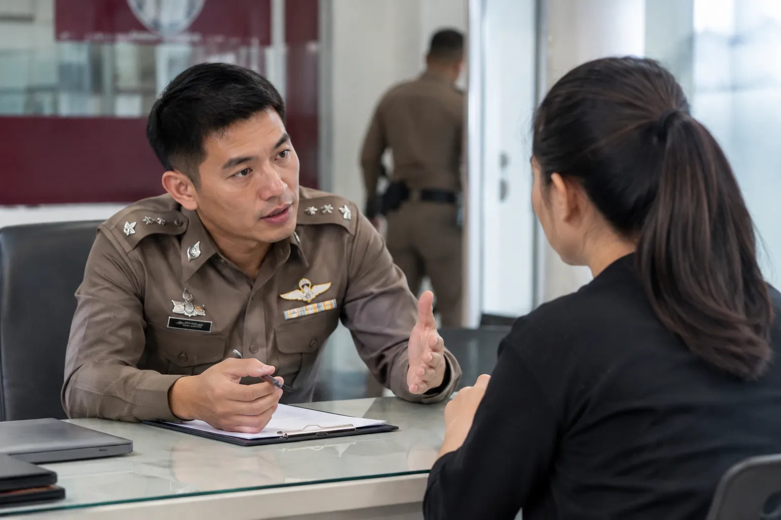 แจ้งตำรวจพร้อมเล่าเหตุการณ์ให้เป็นลำดับ